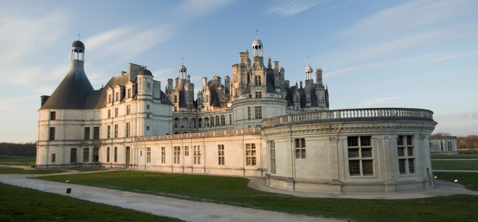 Aquellos que quieran, pueden hacer un recorrido un poco más largo y visitar via Blois, popular gracias al castillo real y la catedral.