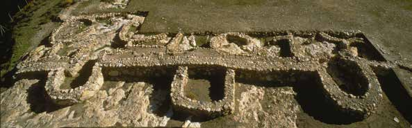 nturones de muralla este es el más reciente, fue construida tras una ampliación del poblado hacia el 3000 a.c. Presenta a intervalos regulares una serie de bastiones y torres en cuyo interior se han documentado vestigios de actividades domésticas y especializadas.