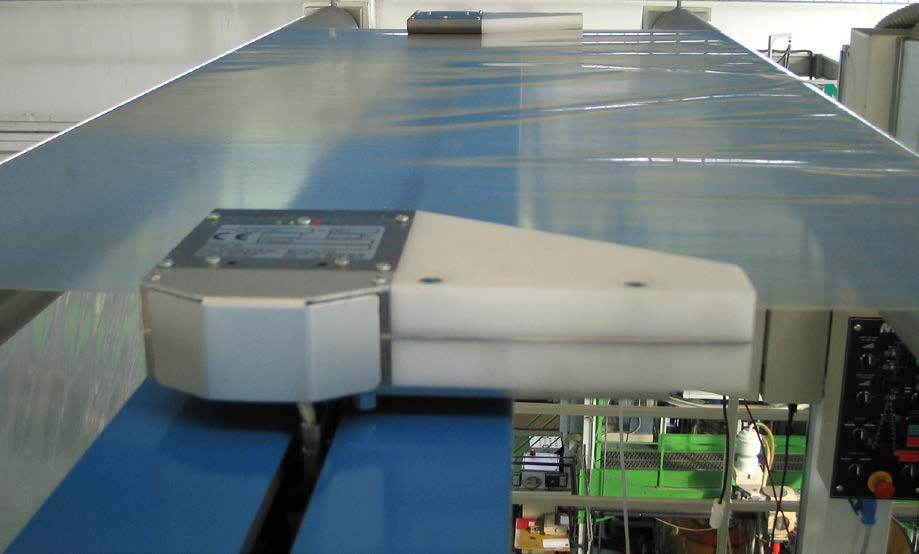 S-100 El medidor de espesores S-100 para máquinas de plástico soplado, mide tanto el espesor como también el ancho del film después del aplanado.