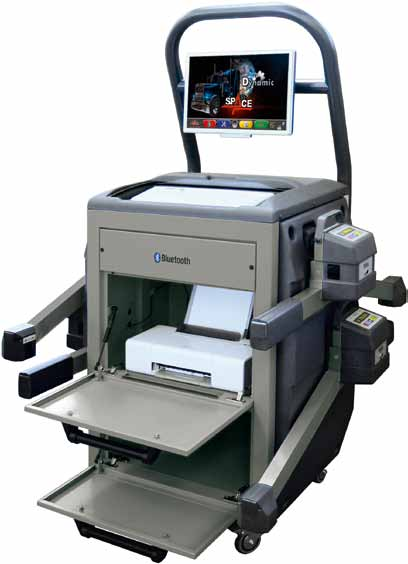 The wheeled control unit houses the computer, the printer and the highresolution monitor. La consola sobre ruedas contiene el ordenador, la impresora y el monitor a colores.