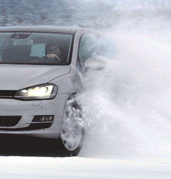 Convierte las condiciones de circulación más adversas en un entretenimiento con los neumáticos de invierno Volkswagen.