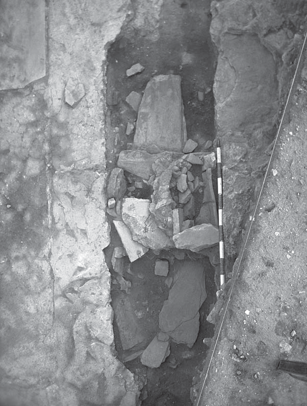 OPPIDUM causa. En el revestimiento de la fosa se aprecia el empleo de materiales romanos reutilizados, albergando una imbrex como fondo de la misma, (Lám. 10). Lámina 10. Enterramientos 26 y 27.