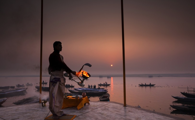 DÍA 19 VARANASI Muy pronto por la mañana daremos un paseo en bote por el río sagrado Ganges.
