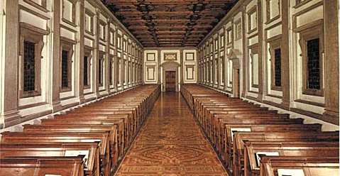 Dentro del recinto conventual de la iglesia de San Lorenzo se decidió la construcción de una biblioteca que albergara los fondos mediceos.