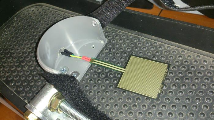 Los sensores de presión se instalan en la zona bajo del talón y mediante un cable flexible tipo teléfono lo llevamos hasta nuestra placa