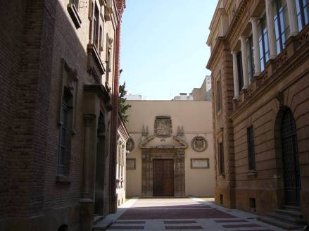 Patio. Museo de Bellas Artes de Murcia El patio del MUBAM acoge entre sus muros tres espacios singulares de la historia de la ciudad de Murcia.