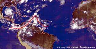 relativa baja presión orientada de Norte a Sur. Se mueve de Este a Oeste a través de los trópicos causando áreas de nubes y tormentas que se observan por lo general detrás del eje de la onda.