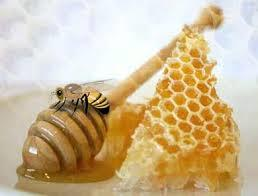 13 maneras de utilizar la miel para su salud La miel natural que no ha sido calentada es una excelente materia prima para su salud: añadirla al agua del baño, utilizar la miel como una mascarilla o
