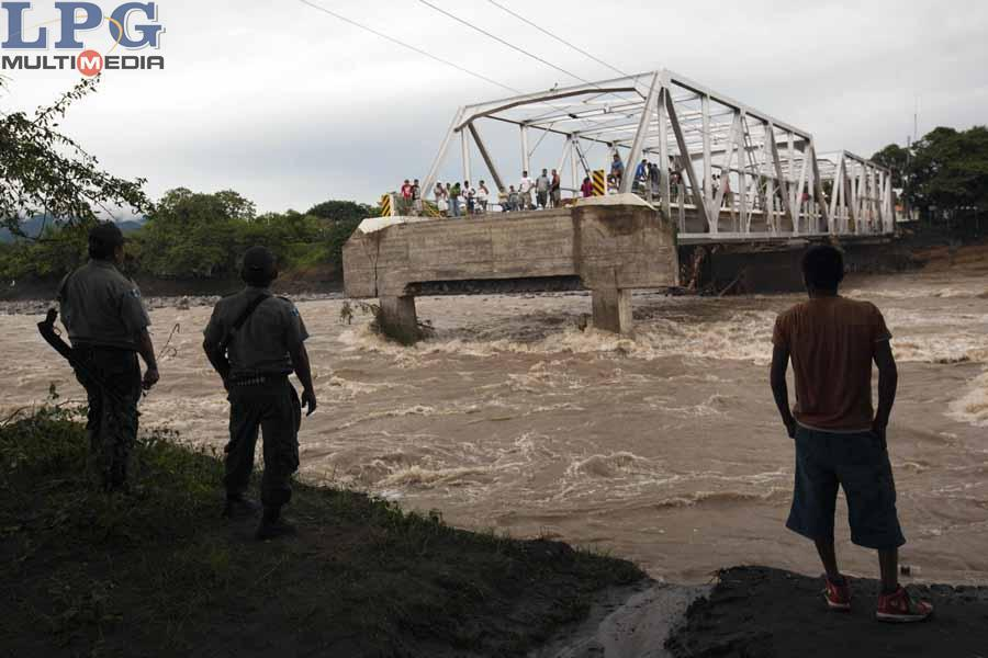La Aguas del río La Paz después de las fuertes lluvias destruyera el puente internacional