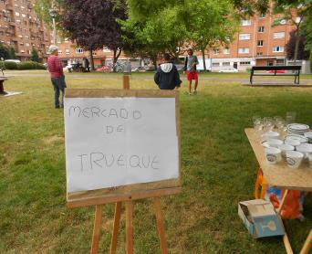 En las fiestas de los barrios, nuestras propuestas fueron: - En Nuevo Gijón, Perchera y La Braña, un MERCADO DE TRUEQUE para todas las edades y aportamos nuestros juegos