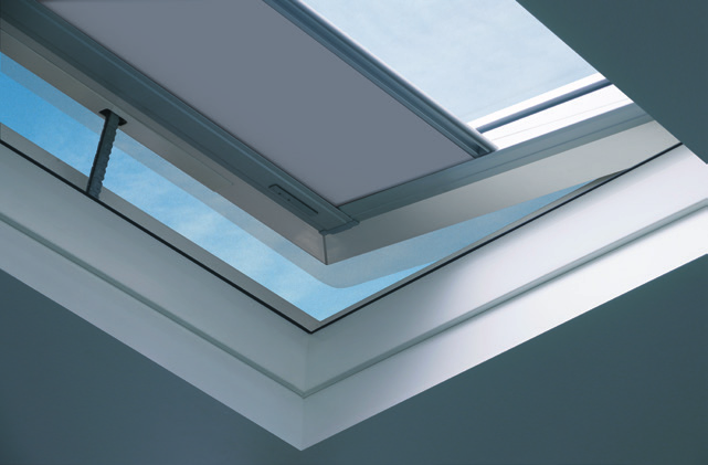 Las ventanas FAKRO para cubiertas planas iluminan el interior con luz natural, proporcionan la ventilación de las estancias y