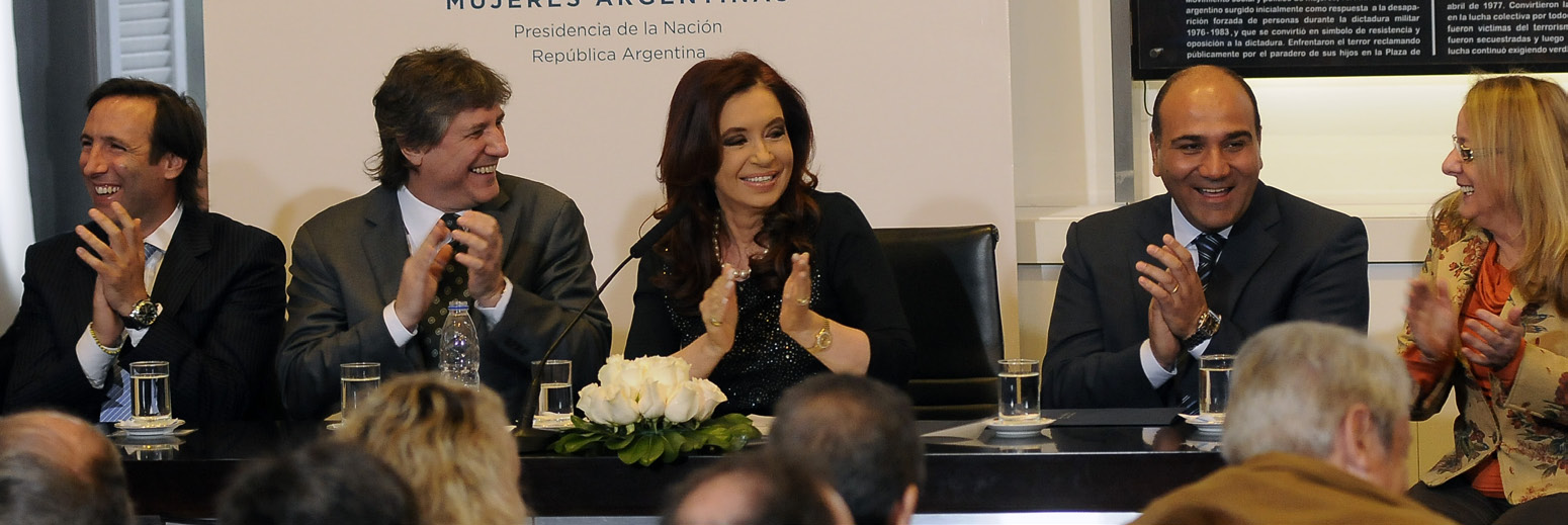 Anexo 1 Lanzamiento del Programa SUMAR en la Casa Rosada La Presidenta de la Nación, Cristina Fernández de Kirchner, lanzó hoy en la Casa Rosada el Programa SUMAR, que en la práctica consiste en la