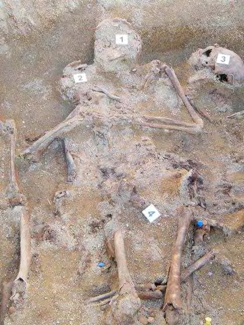 Informe de exhumación de fosa común en Casavieja (Ávila) Marzo de 2009 INDIVIDUO 01 26 Descripción Individuo decúbito supino extendido. Cráneo ligeramente ladeado hacia su derecha.