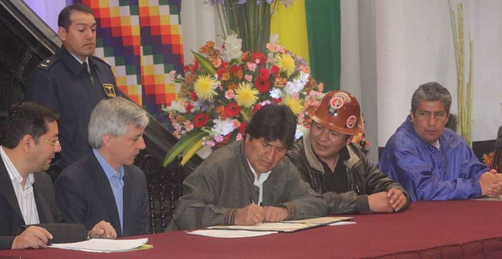Acuerdos Gobierno Nacional COB El 5 de abril de 2013, el presidente Evo Morales instruyó la revisión de la nueva Ley de Pensiones 065, con la recomendación de que se cuide la sostenibilidad del Fondo