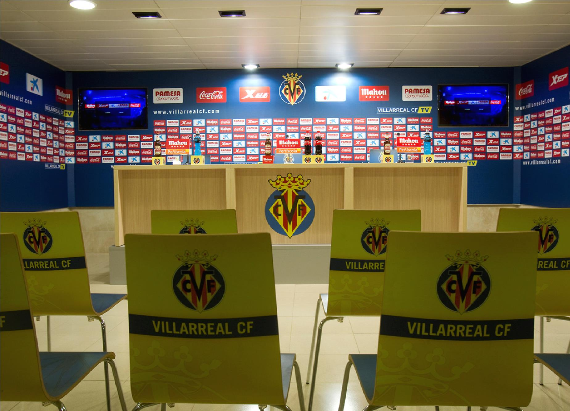 01 Soportes Main Sponsor (Soportes de Prensa) El Villarreal CF pone a disposición de sus sponsors 4 traseras de prensa: Sala Prensa, Zona Mixta y Trasera Flash del Madrigal y la Sala de Prensa de la