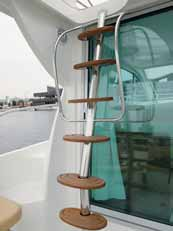 astillero y Volvo Penta en Badalona (Barcelona), se ha incluido un puente superior de tables dimensiones que aporta un segundo puesto de mando y, a petición del cliente, un solárium.