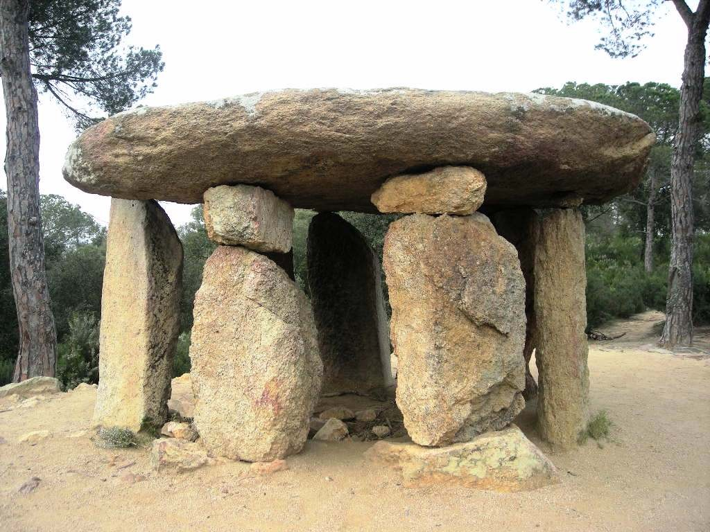 Tipos de megalitos Menhir: Enormes piedras hincadas en forma vertical