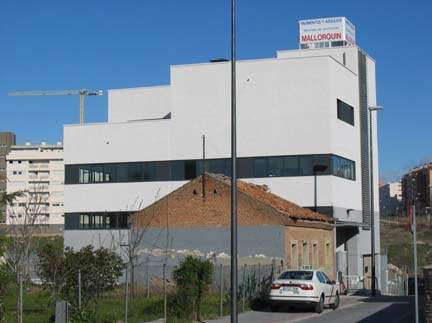 Marzo 2005 Proyecto y dirección de obra de un edificio de nave industrial con vivienda en la calle Ambrosio Agüi, 25 Proyectos y dirección de obras de viviendas en el casco histórico de Fuencarral,
