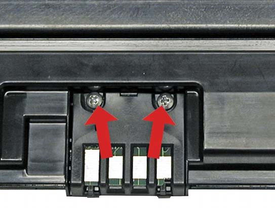 33. Instale el chip nuevo. Inserte dos tornillos pequeños que correspondan a los agujeros taladrados para mantener todo en su sitio.