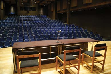 El auditorio Alfonso Restrepo Moreno, una sala para exposiciones artísticas y salones modulares acondicionados