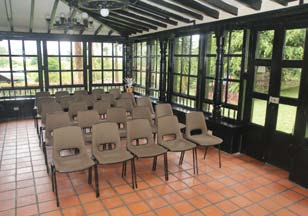 Casa de convenciones Tutucán: tres salones independientes, con capacidad entre 20 y 120 personas, con ayudas audiovisuales y