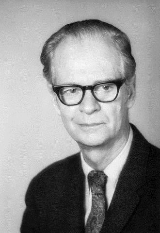 Skinner El concepto central de la Teoría de Skinner es el Acondicionamiento Operante. Sus estudios están basados en la onbservación de las respuestas.