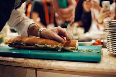 preparaciones - Influenciar a los chefs influenciadores, jóvenes.