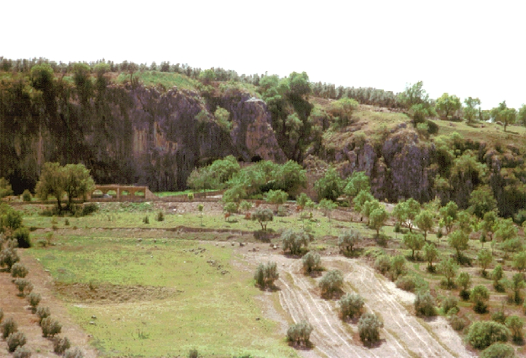 C SÁNCHEZ TARIFA. Las industrias líticas de la Cueva de las Ventanas (Píñar, Granada) del Paleolítico Superior al Cobre 3 Cueva de las Ventanas por sus tres bocas de acceso.