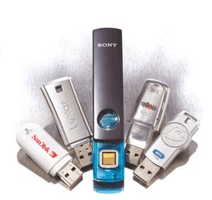 MEMORIAS USB Una memoria USB (de Universal Serial Bus), es un dispositivo de almacenamiento que utiliza una memoria flash para guardar información.