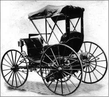 El primer coche sin caballos estadounidense con motor de combustión interna fue introducido por los hermanos Charles y Frank Duryea en 893.