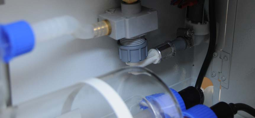 destilador de vidrio en cabina, destilador de agua en cabina: especificaciones técnicas especificaciones técnicas Referencia 59004004 Producción Conductividad a 20 ºC Consumo de agua Resistencia