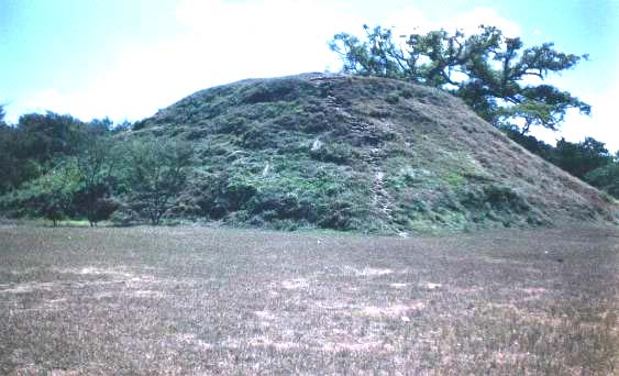 FIGURA 37: La pirámide principal de Cihuatán (P-7 / N2E1-7), vista
