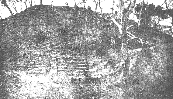 a b FIGURA 45: a) La escalinata sur de P-7 / N2E1-7 en 1929,