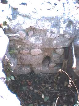 FIGURA 11: Hoyo excavado por personas supuestamente buscando un cuzuco (armadillo), sobre la esquina noroeste de la Acrópolis de Cihuatán.