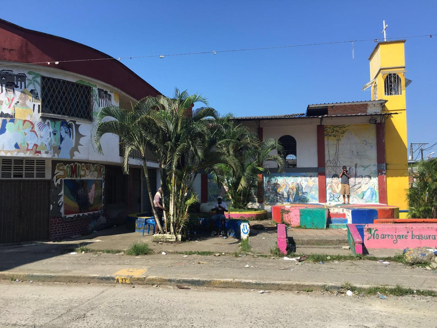 al margen de la ley (GAOML) y grupos armados ilegales (GAI) Colinda con el barrio Alfonso López Conflictos territoriales. En la calle principal se presentaron combates entre las partes.