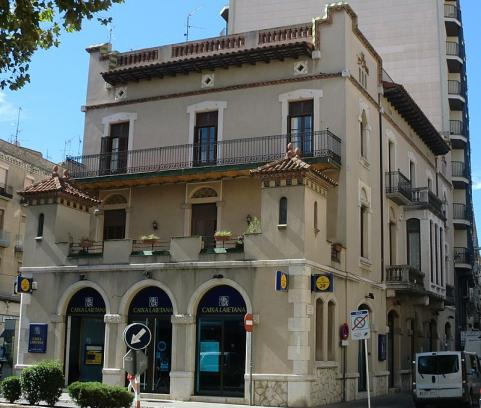 Calle Monturiol, 10 A unos metros de la Casa Jiménez encontramos la Casa Mas Roger, un edificio diseñado por Josep Azemar en 1910.
