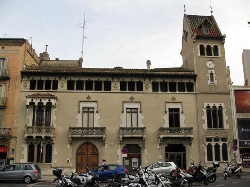 Empezaremos en la calle de Sant Pau, 2, en el centro histórico de la ciudad, donde está situada la Casa Puig Soler o Casa Armería Romero.