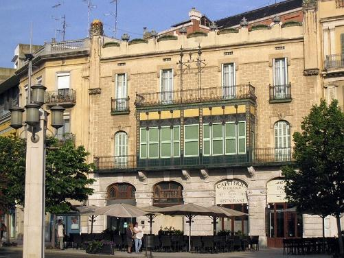 Rambla, 16 Justo en frente de la casa Cusí encontramos la Casa Salleres o Casa Subirós, diseñada, también, por Josep Azemar en 1904.