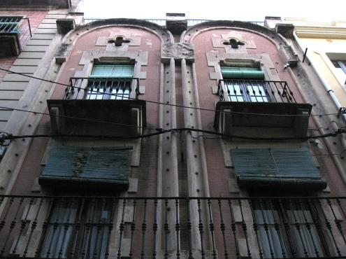 Vázquez, un edificio diseñado por Llorenç Ros en 1915.
