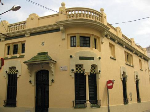 Calle Pou Artesia, 21 En la calle Pou Artesia encontramos la Casa Geli Vergés, o Casa Oliva Llagostera, una casa de principios del siglo XX de la que no sabemos su arquitecto.