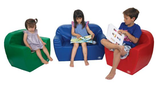 Set de 4 sillas de plástico resistente en distintos colores: rojo, amarillo, verde y azul. Pueden ser utilizadas como sillas con 2 alturas o como mesa con el sólo hecho de darlas vuelta.