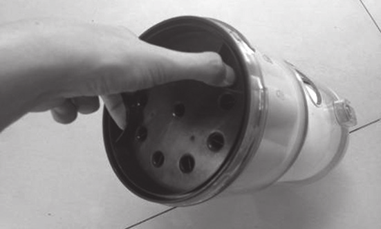 Coloque el conjunto del filtro de alto rendimiento en la tapa del recipiente para la basura y asegúrese que las 3 salientes queden correctamente insertadas en las ranuras del