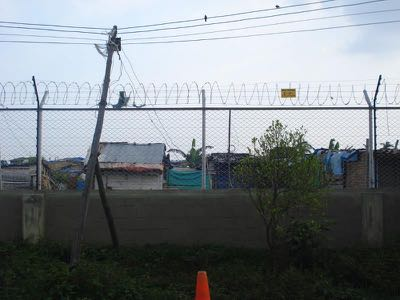 Riesgo Eléctrico, Poste artesanal que soporta cables que dan energía a los usuarios del barrio de manera informal está ubicado al interior del SENA y en riesgo a caer.
