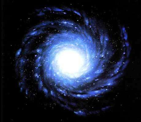 Una Gran galaxia espiral de tipo barrada, con varios brazos espirales que se enroscan alrededor del núcleo central de un grosor de unos 10.000 Años luz.