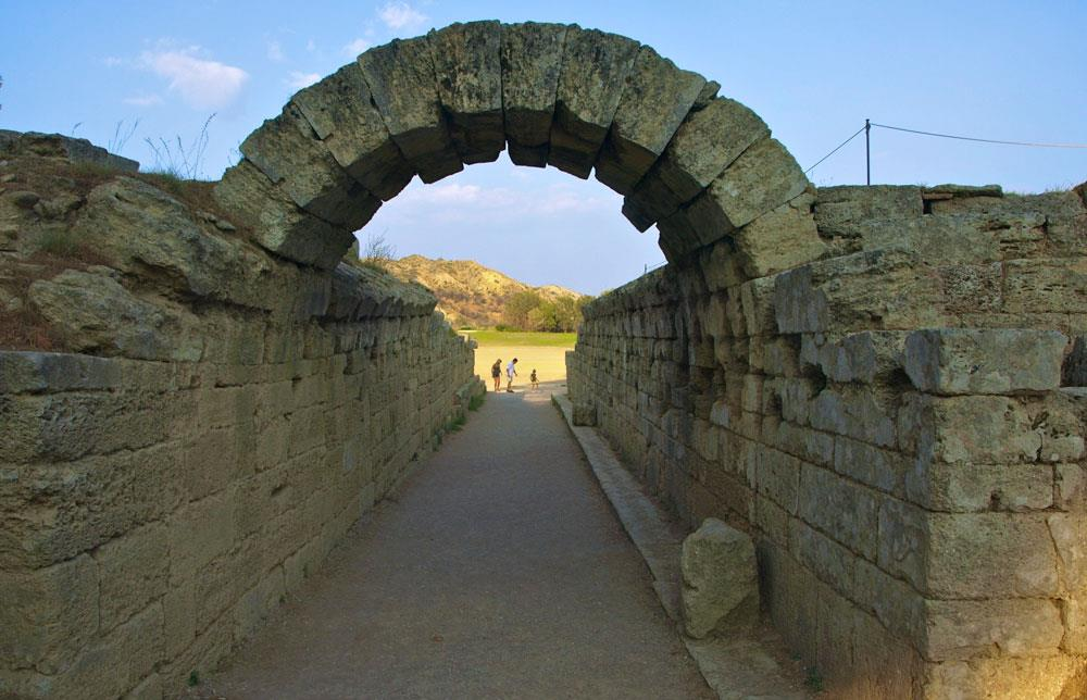 DIA 4 OLIMPIA - DELFOS Después del desayuno se realizará la visita del área arqueológica de Olimpia, sede antigua de la celebración de los Juegos Olímpicos, que datan del año 776 a.c. y continuaron hasta finales del siglo IV.