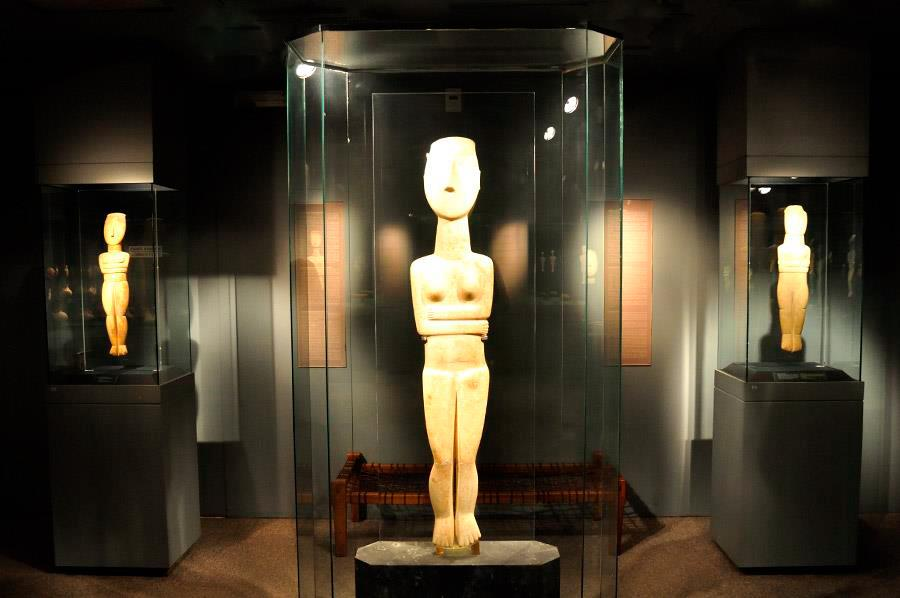 Otra opción para los amantes de la cultura y el arte, es visitar alguno de los museos de Atenas como el Museo Nacional Arqueológico o el Museo de Arte Cicladico, o para los más interesados en el arte