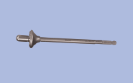 Las acanaladuras en espiral de las raspas están diseñadas para desplazar el hueso durante la introducción de las raspas. El vástago del implante es 0,5 mm mayor que el diámetro de la raspa.