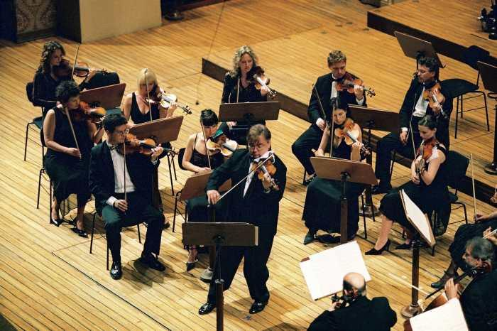 JUNIO Martes 14: Virtuosos de Praga República Checa Esta mundialmente reconocida orquesta fue fundada en 1976, siendo dirigida por el director de orquesta y violinista Oldřich Vlček.