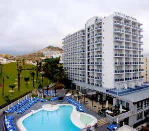 HOTEL LOS PATOS 4**** (Benalmádena) Abril 2012 Moderno hotel situado en la zona residencial de Benalmádena Costa, a 200 metros de la playa, totalmente reformado en 2007.