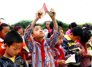 La solicitud de la Administración surge después de que reportes de prensa señalaron que los estudiantes de escuelas primarias y secundarias en áreas rurales de la región autónoma de la etnia zhuang